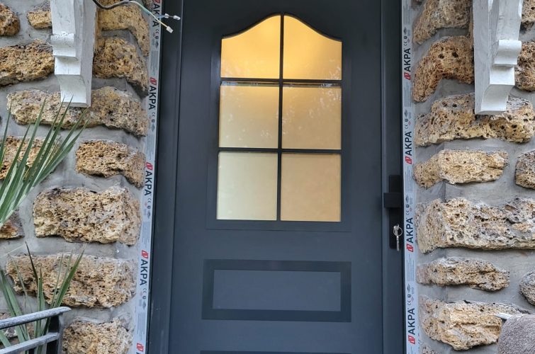 Ușă din aluminiu cu panouri decorative, design modern, pentru exterior